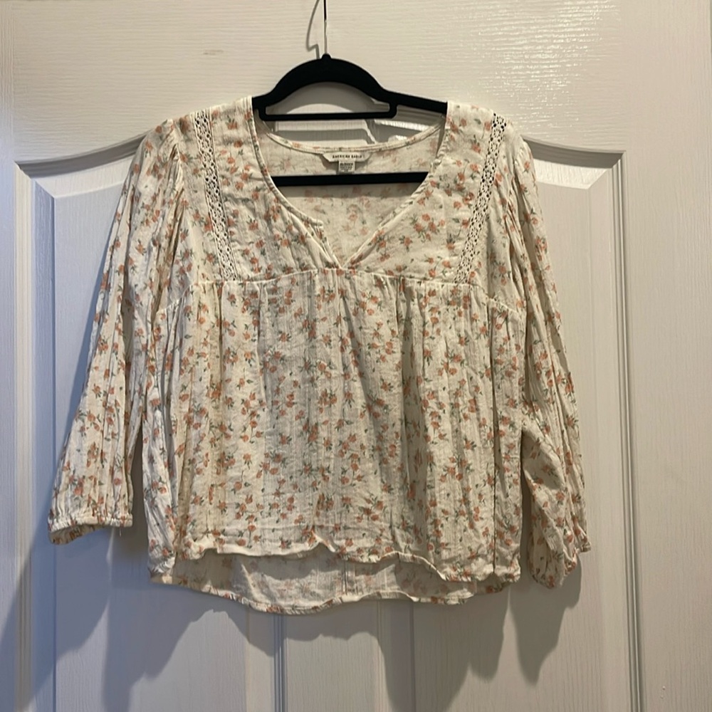American Eagle women’s Top size XS, cream gauze material with rose 🌹 print
